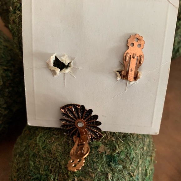 Chameleon Clip Earrings - Picture 4 of 4